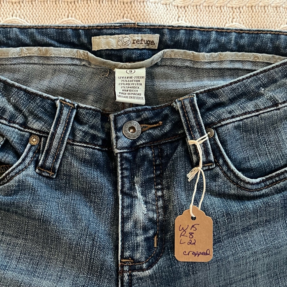 Refuge Classic Medium Wash Cropped, Distressed Denim Jeans Juniors Size 9 - Picture 13 of 15